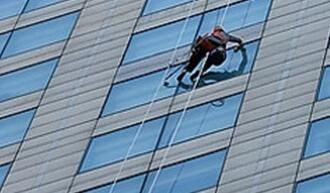 高空保潔的時候，如何刮去多余的水痕呢？